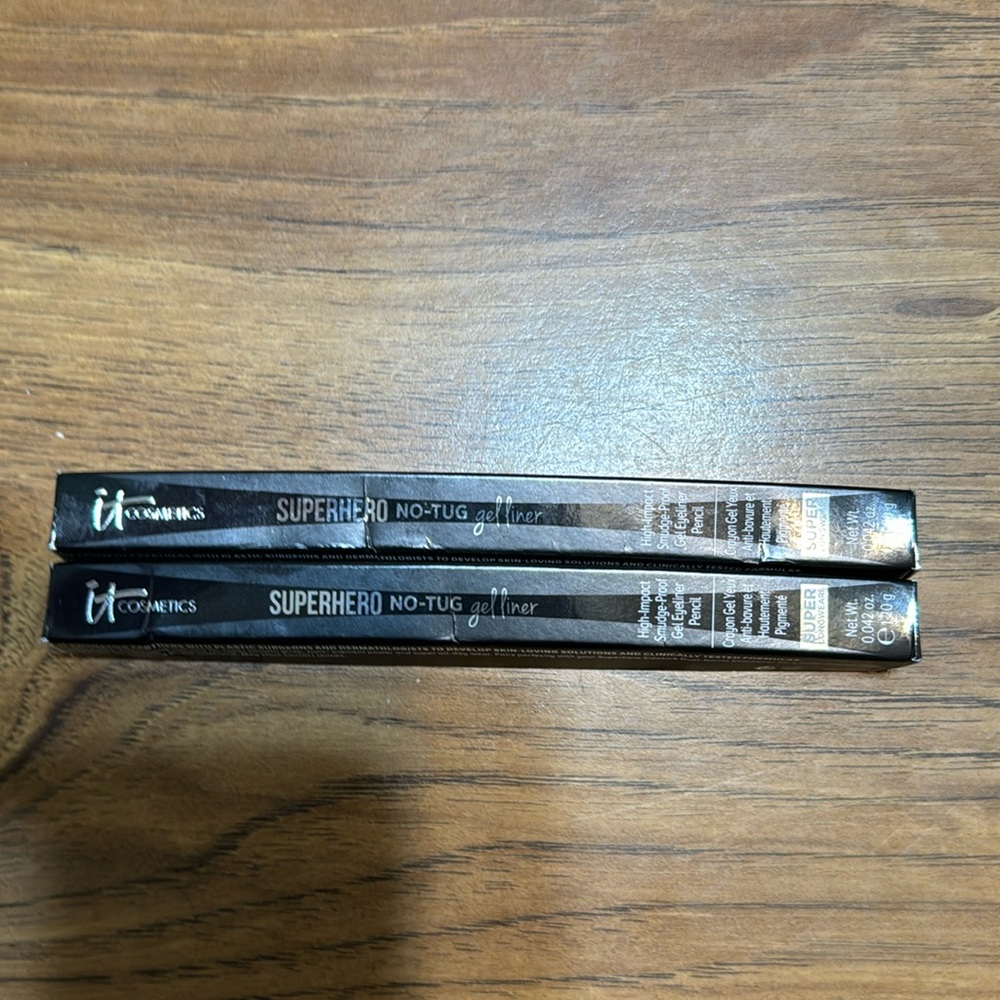 It Cosmetics SUPERHERO NO-TUG gel liner.